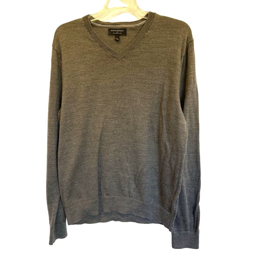 Banana Republic 100% Merino Wool V neck lightweight sweater